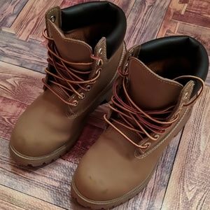 Unisex boots. Waterproof. Like new.